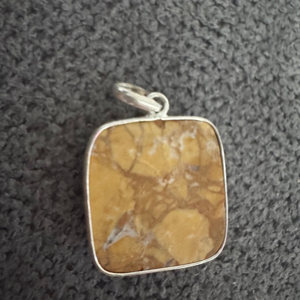 Elegant Gold-Tone Pendant - Picture 3 of 5